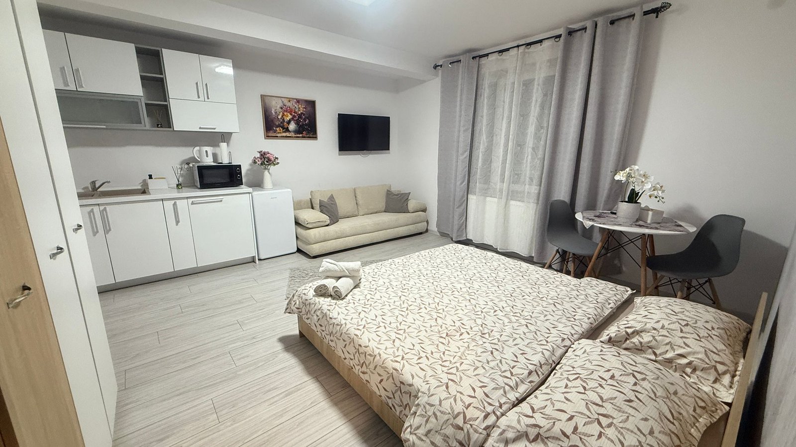 Camera dublă + canapea extensibilă, Yvett House, Sfântu Gheorghe: fotografia 1 din 7