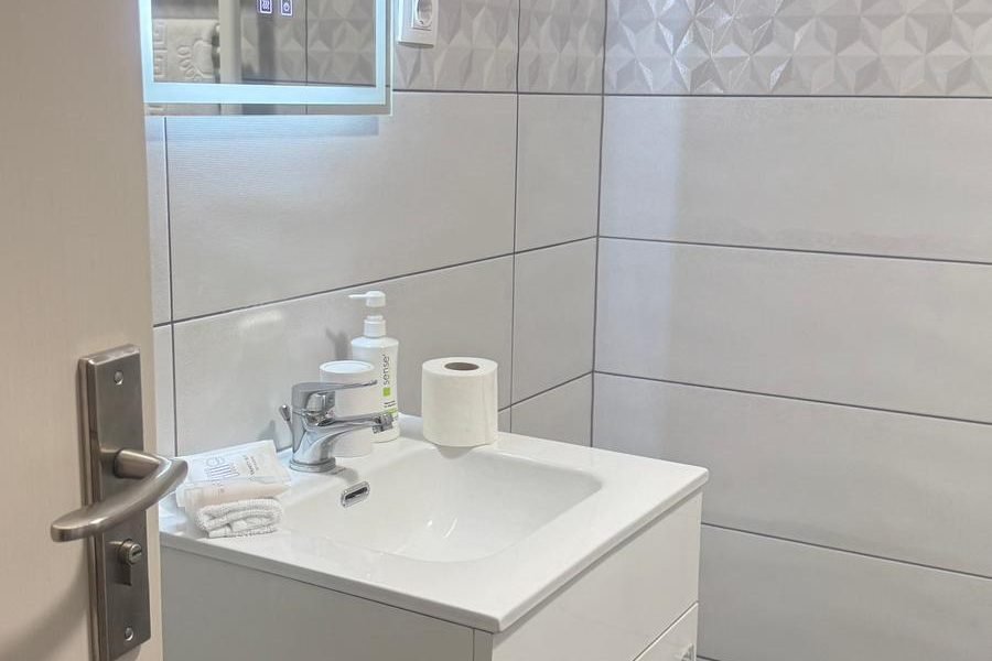 Cameră cu terasă pat matrimonial +canapea extensibilă (1)